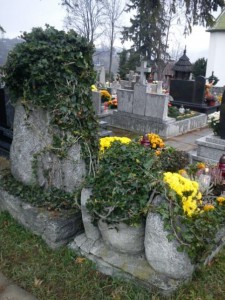 Kamień otulony bluszczem... nagrobek który pozwala"oddychać" Grób Prababci Dziadońki